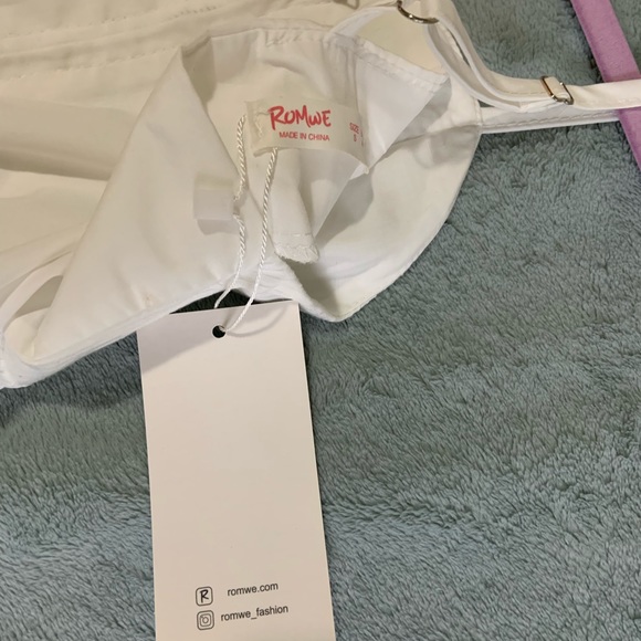 Small white asymmetrical off the shoulder white top - Picture 5 of 10